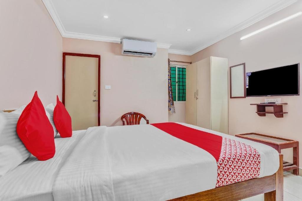 Pn Samy Inn Pondicherry Esterno foto